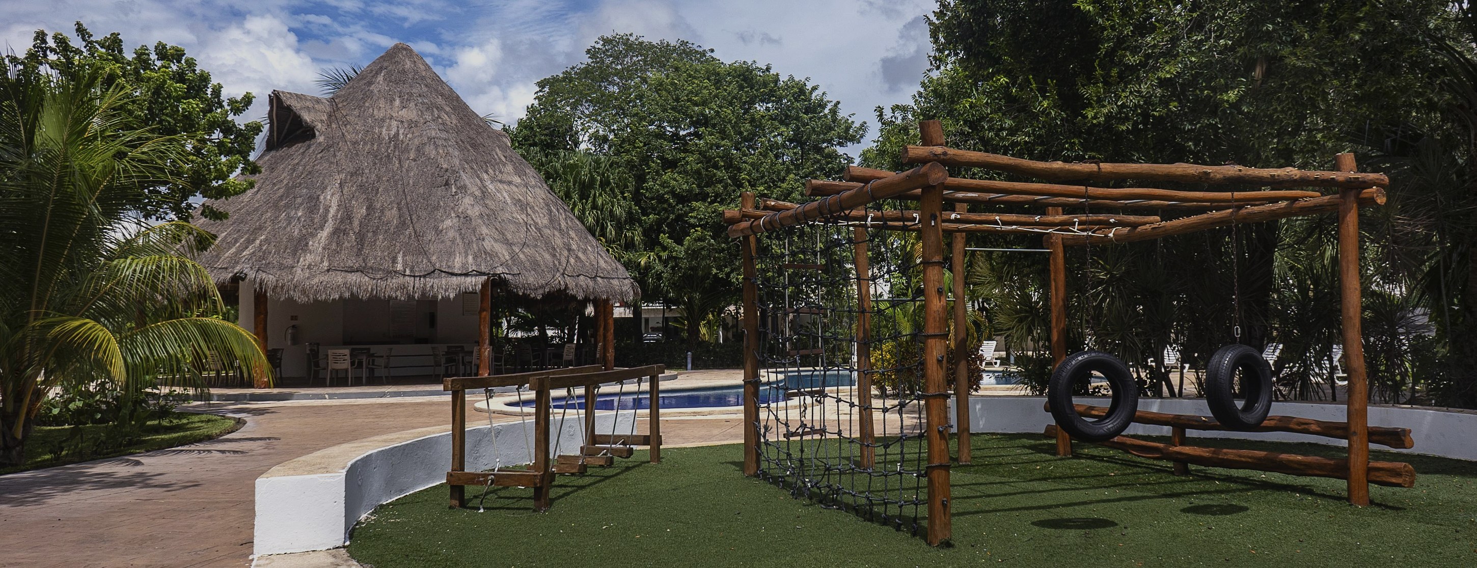 Palapa y área de juegos en un desarrollo de la Riviera Maya